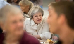 La Première ministre britannique Theresa May, lors d'une visite dans un centre caritatif à Londres le 15 octobre 2018