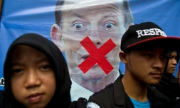 Des manifestants indonésiens réunis devant une affiche vandalisée du Premier ministre australien à l'époque Tony Abbott devant l'ambassade australienne à Jakarta le 10 mars 2015