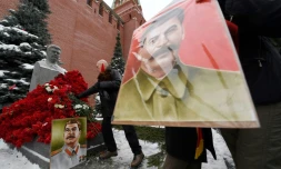 Des communistes russes rendent hommage à Staline à Moscou, sur la place Rouge au pied du Kremlin, le 21 décembre 2016