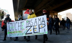 Des enseignants manifestent pour le maintien en éducation prioritaire de leur établissement, à Marseille, le 5 janvier 2017