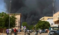 Un épais nuage de fumée noire pendant des attaques armées dans le centre de Ouagadougou, le 2 mars 2018 au Burkina