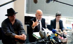 Me Jean-Christophe Coubris (c), avocat de Florence (d) et Laurent Molinet, lors d'une conférence de presse à Paris, le 11 mars 2016