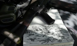 Des dessins du pilote de drone ukrainien Andriï, "Roy" de son nom de guerre, sur une position près de Chasiv Yar, dans la région de Donetsk, le 1er mai 2024