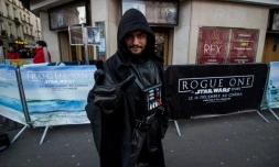 Un homme déguisé en Dark Vador, personnage de la saga Stra Wars, devant le cinéma Le Grand Rex à Paris, le 14 décembre 2016