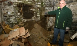 Bertrand Vilain, auteur d'un livre sur l'affaire Seznec, montre un trou dans la cave de la maison où habitait la famille Seznec lors de fouilles le 24 février 2018