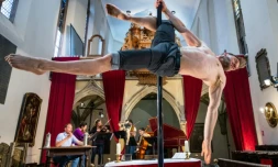 Le champion de pole dance Vincent Grobelny répète avant un spectacle dans l'église Saint-Guillaume de Strasbourg, le 28 mai 2023