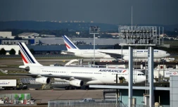 Des avions d'Air France parqués à Orly. Air France prévoit d'assurer 75% de ses vols mardi, à l'occasion de la quatriÚme journée de grÚve pour les salaires à l'appel d'une large intersyndicale, a indiqué lundi la compagnie aérienne
