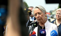 La ministre de l'Education Elisabeth Borne s'adresse à la presse à son arrivée à Nogent, en Haute-Marne, où une surveillante est décédée après avoir été poignardée par un élève, le 10 juin 2025