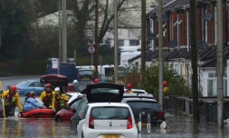 Des équipes de secours évacuent des habitants dont les maisons ont été inondées par le passage de la tempête Dennis, le 16 février 2020 à Nantgarw, au Royaume-Uni