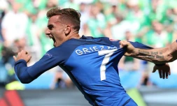 L'attaquant de l'équipe de France Antoine Griezmann inscrit un doublé lors de l'Euro face à l'Eire au Parc OL, le 26 juin 2016