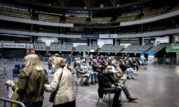 Des personnes attendent dans le Palais des sports de Lyon (France), transformé en centre de vaccination, le 29 mars 2021