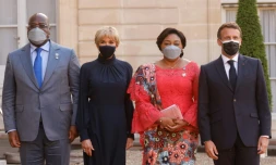 Le président français Emmanuel Macron (d) et sa femme Brigitte Macron (2e g) reçoivent le président de RDC Félix Tshisekedi (g) et son épouse Denise Nyakeru Tsisekedi, le 17 mai 2021 à l'Elysée, à Paris