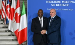 Le ministre italien de la Défense Guido Crosetto (D) et son homologue américain Lloyd Austin se serrent la main pendant la cérémonie d'accueil d'un G7 Défense à Naples, en Italie, le 19 octobre 2024