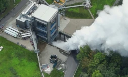 Vue aérienne diffusée par ArianeGroup montrant de la fumée lors d'un test de mise à feu du moteur de l'étage principal de la fusée européenne Ariane 6, le 23 novembre 2023 à Kourou, en Guyane 