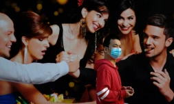 Un homme marche dans un quartier de Madrid partiellement reconfiné, l' Usera,  le 21 septembre 2020