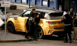 L'attaquant de Dortmund Pierre-Emerick Aubameyang (g) à son arrivée à l'aéroport de Dortmund, le 30 janvier 2018