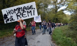 Une manifestante porte une pancarte, "hommage à Rémi", le 25 octobre 2015 à Gaillac