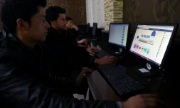 Un étudiant afghan regarde les dessins humoristique "Be Like Bill" sur un compte  Facebook à Kaboul, le 30 janvier 2016