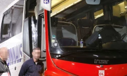 Le car de l'Olympique Lyonnais endommagé par des jets de projectiles ayant causé la blessure de l'entraîneur Fabio Grosso, lors de l'arrivée à Marseille pour le match de Ligue 1 Marseille-Lyon au Stade Vélodrome, Marseille, France, le 29 octobre 2023