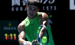 L'Espagnol Carlos Alcaraz contre le Français Corentin Moutet au troisième tour de l'Open d'Australie le 23 janvier 2026 à Melbourne