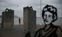 Statue en métal de Vera Lynn à Douvres, dans le sud de l'Angleterre, le 19 mars 2018
