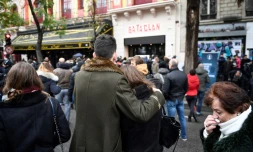 Des personnes rassemblées devant le Bataclan, le 12 novembre 2016 à Paris, pour marquer le premier anniversaire des attentats du 13 novembre 2015