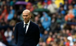 L'entraßneur du Real Madrid Zinédine Zidane suit le match face à l'Athlétic Bilbao à Santiago Bernabeu, le 13 févirer 2016