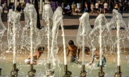 Des enfants se rafraßchissent dans une fontaine à lille le 27 août 2016