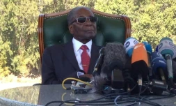 L'ex-président zimbabwéen Robert Mugabe s'adresse à la presse à Harare le 29 juillet 2018, à la veille de l'élection présidentielle