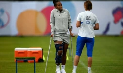 L'attaquante des Bleues Marie-Antoinette Katoto, forfait pour le reste de l'Euro, discute avec la sélectionneuse Corinne Diacre, en marge d'un entraînement le 15 juillet 2022, à Ashby-de-la-Zouch