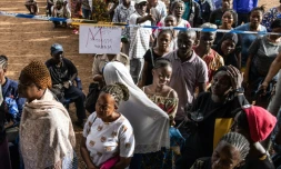 Des électeurs attendent pour voter à la présidentielle, le 24 juin 2023 à Freetown, en Sierra Leone