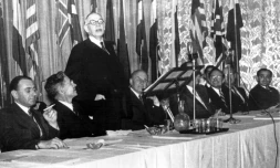 Photo transmise par le FMI montrant l'écononomiste John Maynard Keynes (debout) à la conférence de Bretton Woods, en juillet 1944