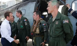 Le président Emmanuel Macron sur le Tarmac de l'aéroport de Pointe-a-Pitre sur l'île de la Guadeloupe doit rejoindre l'île de Saint-Martin, le 12 septembre 2012