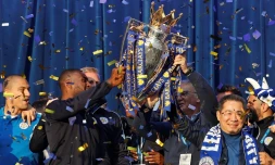 Le président de Leicester, le Thaïlandais Vichai Srivaddhanaprabha (d) et l'ex-entraîneur italien du club anglais, Claudio Ranieri (2e d), auprès du trophée de la Premier league, à Leicester, le 16 mai 2016
