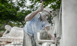 Un sculpteur de marbre, le 21 juin 2020 Ă Sagyin, prĂšs de Mandalay, en Birmanie