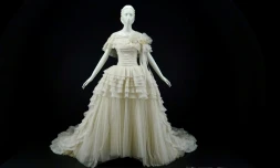 Une robe créée par le couturier Karl Lagerfeld 
lors de l'exposition "A line of beauty" qui rend hommage au créateur, le 1er mai 2023 au Metropolitan museum de New York 