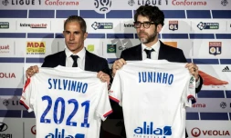 L'entraßneur et le directeur sportif de Lyon, les Brésiliens Sylvinho (g) et Juninho, lors de leur présentation à Decines-Charpieu, le 28 mai 2019