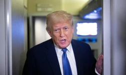Le président américain Donald Trump s'adresse aux journalistes à bord d'Air Force One, de retour de Floride à destination de Washington, le 16 mars 2025