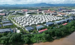 Le complexe KK Park dans le canton de Myawaddy, en Birmanie, vu depuis le disstrict de Mae Sot, dans la province frontaliĂšre de Tak, le 17 septembre 2025 en ThaĂŻlande