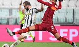L'attaquant argentin de la Juventus, Gonzalo Higuain (g), à la lutte avec le défenseur de l'AS Rome, Chris Smalling, lors du match de Serie A à Turin, le 1er août 2020
