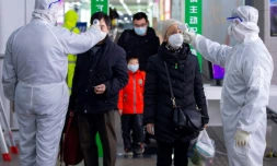 Contrôle sanitaire dans une gare de Nanjing, dans l'est de la Chine, le 18 février 2020