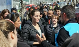 Angelina Jolie entourée de réfugiés dans le camp de Moria le 17 mars 2016 à Lesbos 