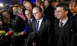 L'ancien président François Hollande (c), entouré de l'ancien ministre de l'Intérieur Bernard Cazeneuve (g) et de l'ex- premier ministre Manuel Valls (d), près du Bataclan, à Paris le 14 novembre 2015 