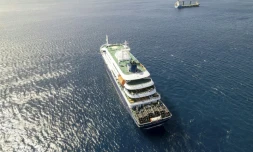 Vue aérienne du bateau de croisière MV Hondius au mouillage au large du port de Praia, au Cap-Vert, le 3 mai 2026