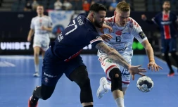 L'arriĂšre du Paris Saint-Germain Elohim Prandi (Ă gauche) contre Aalborg en demi-finale de la Ligue des champions Ă Cologne, le 12 juin 2021