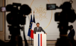 Emmanuel Macron prononce un discours lors d'une cérémonie de remise de la Légion d'honneur au révérend Jesse Jackson, à l'Elysée le 19 juillet 2021
