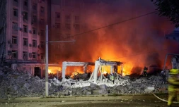 Des pompiers luttent contre un incendie dans un bĂątiment aprĂšs une frappe russe, le 28 juillet 2023 Ă Dnipro, en Ukraine