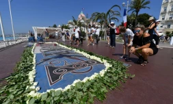 Des roses déposées sur la Promenade des Anglais en hommage aux victimes de l'attentat de Nice, le 14 juillet 2017, un an après l'attaque