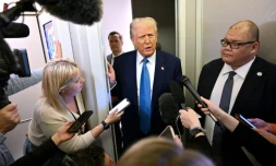 Le président américain Donald Trump parle à des journalistes à bord de l'avion présidentiel, le 19 février 2025