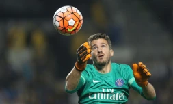 Le gardien Nicolas Douchez, lors d'un échauffement avec son ancien club le PSG, avant un match amical contre l'Inter, le 30 décembre 2015 à Doha